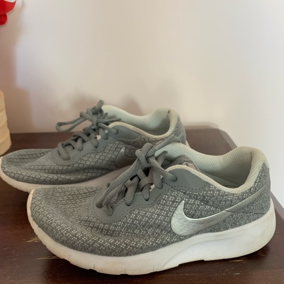 girls gray nikes